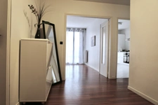 Appartement : 2 chambres,  au coeur d'un parc arboré clos, une cave  (possibilité de stationnement) ;