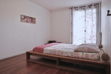 Appartement : 2 chambres,  au coeur d'un parc arboré clos, une cave  (possibilité de stationnement) ;