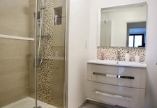 Appartement : 2 chambres,  au coeur d'un parc arboré clos, une cave  (possibilité de stationnement) ;