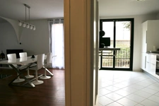 Appartement : 2 chambres,  au coeur d'un parc arboré clos, une cave  (possibilité de stationnement) ;