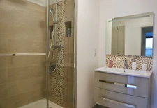 Appartement : 2 chambres,  au coeur d'un parc arboré clos, une cave  (possibilité de stationnement) ;