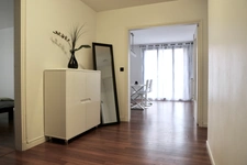 Appartement : 2 chambres,  au coeur d'un parc arboré clos, une cave  (possibilité de stationnement) ;