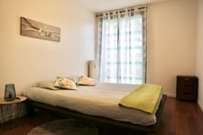 Appartement : 2 chambres,  au coeur d'un parc arboré clos, une cave  (possibilité de stationnement) ;