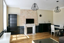 Dpt Marne (51), à louer REIMS centre, un appartement avec une chambre séaprée et sa salle de douche attenante.