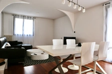 Appartement : 2 chambres,  au coeur d'un parc arboré clos, une cave  (possibilité de stationnement) ;