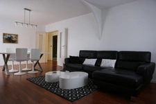 Appartement : 2 chambres,  au coeur d'un parc arboré clos, une cave  (possibilité de stationnement) ;