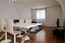 Appartement : 2 chambres,  au coeur d'un parc arboré clos, une cave  (possibilité de stationnement) ;