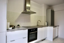 Appartement : 2 chambres,  au coeur d'un parc arboré clos, une cave  (possibilité de stationnement) ;