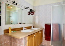 A vendre maison louée de plain pied+parking+garage : Clairmarais, 2 chambres, 2 cours   REIMS (51)