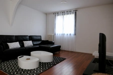 Appartement : 2 chambres,  au coeur d'un parc arboré clos, une cave  (possibilité de stationnement) ;