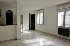 Appartement au premier étage à vendre 2 pièces REIMS (51), libre de toutes occupations ;