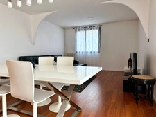 Appartement : 2 chambres,  au coeur d'un parc arboré clos, une cave  (possibilité de stationnement) ;