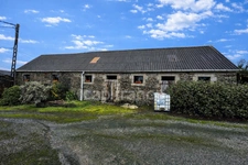 Ensemble immobilier à rénover – Grand terrain – PLOUDIRY (29)