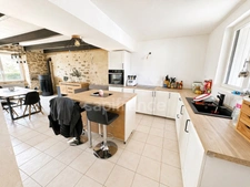 Corps de ferme 110 m² avec dépendances et hangar sur 4000 m² KERNILIS (29)