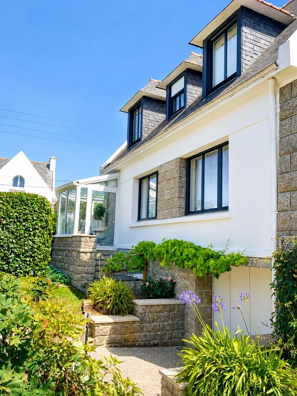 COUP DE CŒUR À CONCARNEAU – MAISON FAMILIALE RÉNOVÉE AVEC PETITE VUE MER