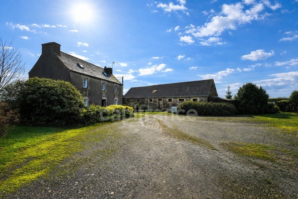Ensemble immobilier à rénover – Grand terrain – PLOUDIRY (29)