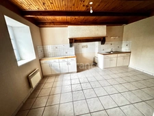 Ensemble immobilier à rénover – Grand terrain – PLOUDIRY (29)