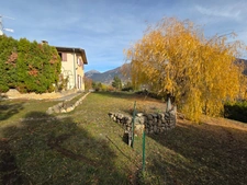 House for sale in Embrun (05), 5 bedrooms, with a large plot of 2000 m², possibility of creating 2 apartments and subdividing part of the land for construction.