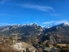 Dpt Hautes Alpes (05), à vendre CHATEAUROUX maison/grange   d'environ 250 m2 à rénover entiérement avec grange,garage et un beau terrain de presque 9000 m2