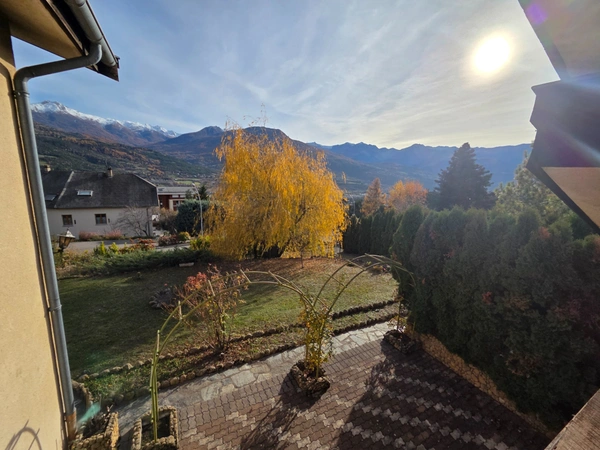 Maison à vendre  maison de 5 chambres EMBRUN (05) avec grand terrain de 2000 M2,poossibilité d'y faire 2 appartements et de détacher une partie du terrain pour construction