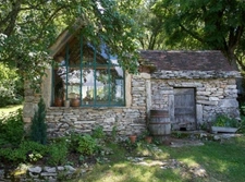 Jardin avec cabanon avec eau et électricité de 10 m² environ avec extension autorisée sur 1200 m² de terrain plat vue montagne plein Sud