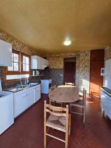 House for sale in Embrun (05), 5 bedrooms, with a large plot of 2000 m², possibility of creating 2 apartments and subdividing part of the land for construction.