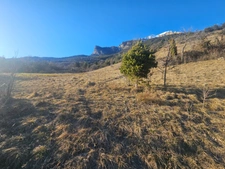 Dpt Hautes Alpes (05), à vendre CHATEAUROUX maison/grange   d'environ 250 m2 à rénover entiérement avec grange,garage et un beau terrain de presque 9000 m2