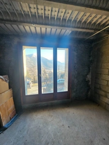 Dpt Hautes Alpes (05), à vendre CHATEAUROUX maison/grange   d'environ 250 m2 à rénover entiérement avec grange,garage et un beau terrain de presque 9000 m2