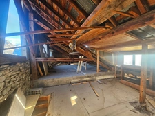 Dpt Hautes Alpes (05), à vendre CHATEAUROUX maison/grange   d'environ 250 m2 à rénover entiérement avec grange,garage et un beau terrain de presque 9000 m2