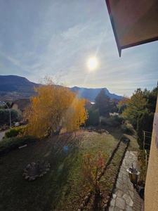 House for sale in Embrun (05), 5 bedrooms, with a large plot of 2000 m², possibility of creating 2 apartments and subdividing part of the land for construction.
