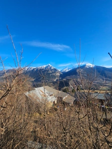 Dpt Hautes Alpes (05), à vendre CHATEAUROUX maison/grange   d'environ 250 m2 à rénover entiérement avec grange,garage et un beau terrain de presque 9000 m2
