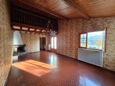 House for sale in Embrun (05), 5 bedrooms, with a large plot of 2000 m², possibility of creating 2 apartments and subdividing part of the land for construction.
