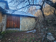 Dpt Hautes Alpes (05), à vendre CHATEAUROUX maison/grange   d'environ 250 m2 à rénover entiérement avec grange,garage et un beau terrain de presque 9000 m2