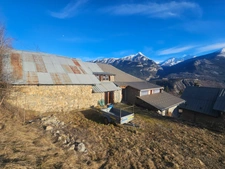 Dpt Hautes Alpes (05), à vendre CHATEAUROUX maison/grange   d'environ 250 m2 à rénover entiérement avec grange,garage et un beau terrain de presque 9000 m2