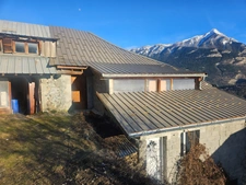 Dpt Hautes Alpes (05), à vendre CHATEAUROUX maison/grange   d'environ 250 m2 à rénover entiérement avec grange,garage et un beau terrain de presque 9000 m2