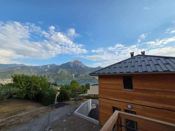 Appartement à vendre T3 /T4 ( 2 chambres et 1 coin nuit) en duplex atypique avec terrasse Vue Lac et Montagnes sur Savines Le Lac  (05) dans résidence neuve
