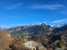 Dpt Hautes Alpes (05), à vendre CHATEAUROUX maison/grange   d'environ 250 m2 à rénover entiérement avec grange,garage et un beau terrain de presque 9000 m2