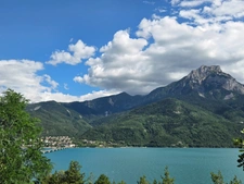 Appartement 5 pièces dont un coin nuit sur SAVINES LE LAC (05) avec jardin ou terrasses vue Lac et Montagnes,Dans une résidence style villa  plein Sud ,en cours de construction, livrable été 2026