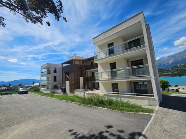 Garage neuf dans une résidence sécurisé au bord du Lac  à vendre SAVINES LE LAC (05)