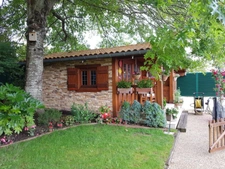 Jardin avec cabanon avec eau et électricité de 10 m² environ avec extension autorisée sur 1200 m² de terrain plat vue montagne plein Sud