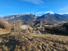 Dpt Hautes Alpes (05), à vendre CHATEAUROUX maison/grange   d'environ 250 m2 à rénover entiérement avec grange,garage et un beau terrain de presque 9000 m2