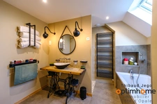 Maison contemporaine récente avec un bel extérieur et vue mer de l'étage