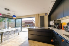 Maison contemporaine récente avec un bel extérieur et vue mer de l'étage
