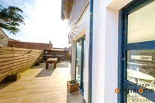 Maison contemporaine récente avec un bel extérieur et vue mer de l'étage