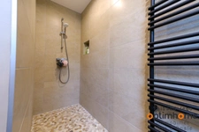 Maison contemporaine récente avec un bel extérieur et vue mer de l'étage