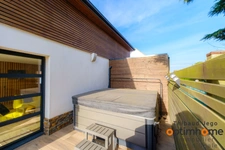 Maison contemporaine récente avec un bel extérieur et vue mer de l'étage