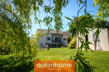 Vue dégagée, environnement paisible et jardin verdoyant – Maison familiale aux multiples possibilités