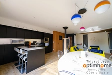 Maison contemporaine récente avec un bel extérieur et vue mer de l'étage