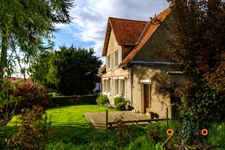 Maison familiale à rénover – Le charme des années 50, cadre verdoyant + dépendance en pierre