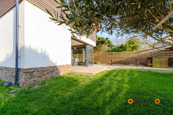 Maison contemporaine récente avec un bel extérieur et vue mer de l'étage